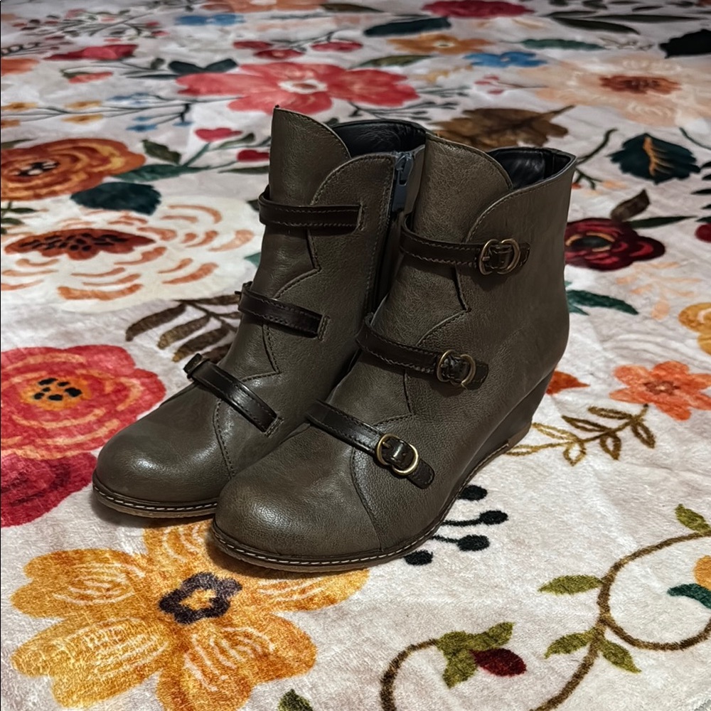 Stylish Women's Leather Ankle Boots